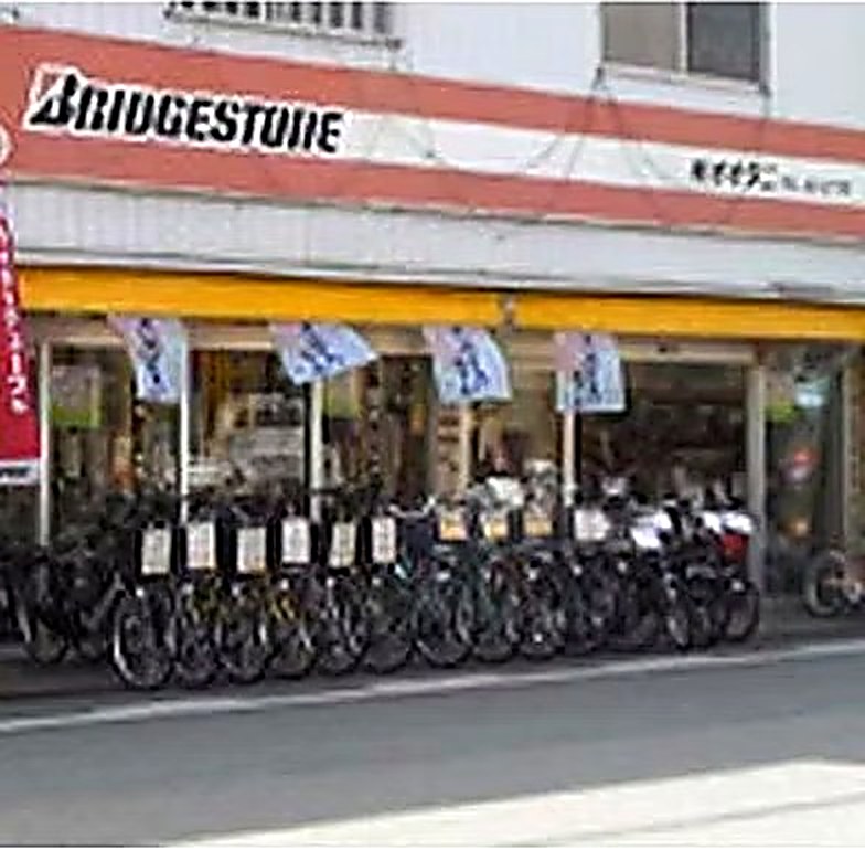 店頭に自転車が並ぶ店舗の自転車側